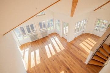 Wohnen mit Weitblick: Modernisierte Attikawohnung mit Galerie und zwei Balkonen, 79112 Freiburg-Tiengen, Attikawohnung