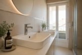 ...Doppelwaschbacken mit Unterschrank und eigenem Balkon