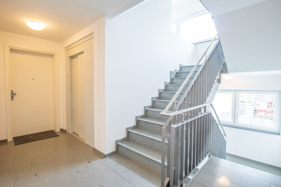 Modernes Wohnen in Waldkirch-Kollnau! Großzügige 4-Zimmer-Eigentumswohnung in Zentrumslage - Treppenhaus und Aufzug