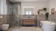 Modernes Tageslichtbadezimmer mit Badewanne und Dusche (unverbindliche Illustration)