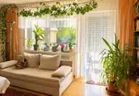 Gemütliches Wohnzimmer mit Zugang zum Balkon