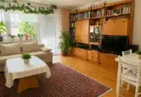 Helles Wohn- und Esszimmer mit angenehmer Raumaufteilung