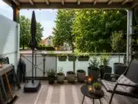 ... Zugang zum großzügigen überdachten Balkon