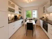 Funktionale und abgetrennte Küche