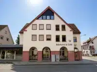 Wohn- und Geschäftshaus mit Gewerbeeinheiten im Erdgeschoss