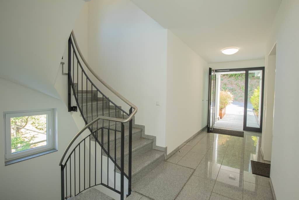Gepflegtes Treppenhaus mit Aufzug
