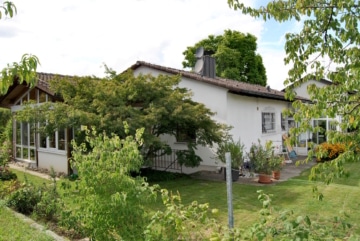 Bungalow auf großem Grundstück mit vielfältigen Gestaltungsmöglichkeiten, 79219 Staufen-Wettelbrunn, Bungalow