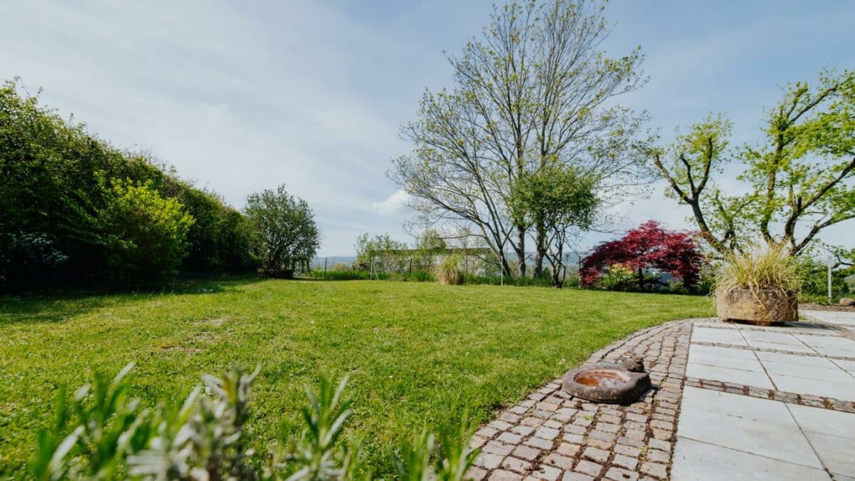 Der gepflegte Garten bietet viel Privatsphäre und Platz zum Entspannen