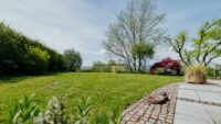 Der gepflegte Garten bietet viel Privatsphäre und Platz zum Entspannen
