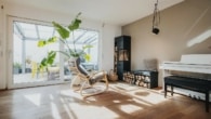 ... mit Kamin und Zugang zur Terrasse