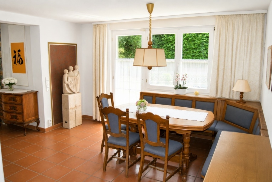 Esszimmer mit Zugang zur Terrasse