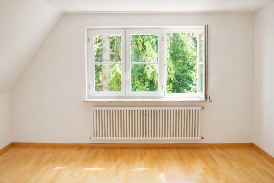 Helles, gemütliches Schlafzimmer im Obergeschoss