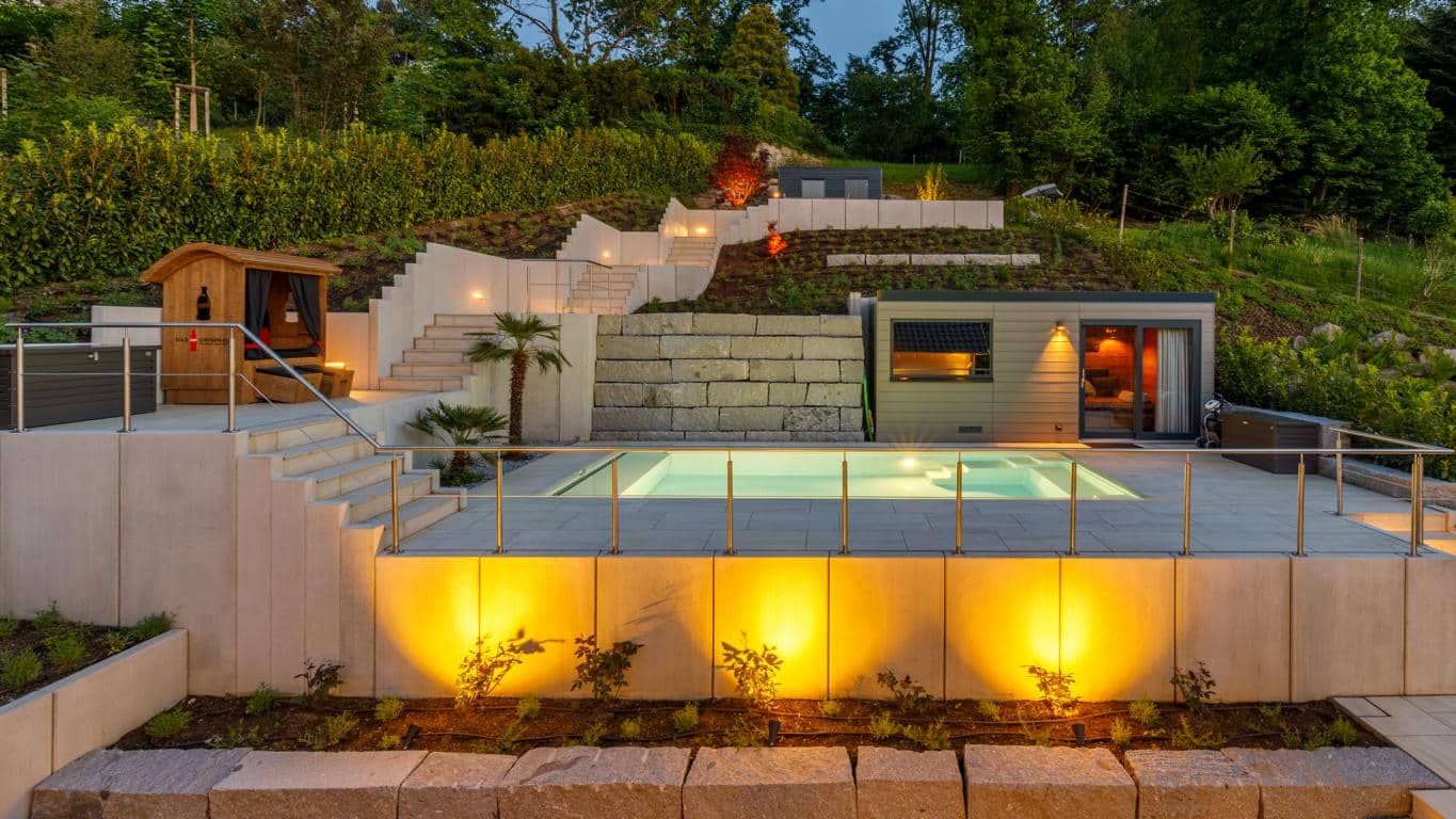 Blick vom Haus in den gepflegten Garten