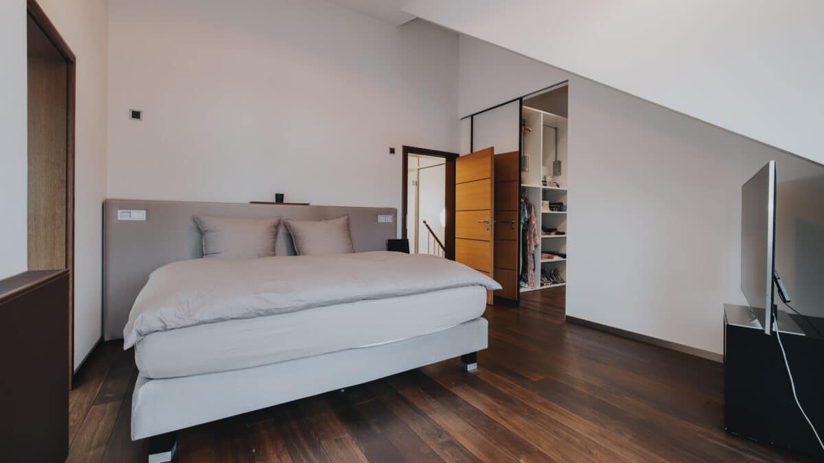 Privater Rückzugsort im Dachgeschoss: Schlafzimmer mit begehbarem Ankleidezimmer...