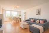 Ein Ort zum Wohlfühlen: Heller Wohn- und Essbereich mit Zugang zum Balkon
