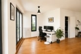 Funktionaler Bürobereich mit angrenzendem Archiv und…