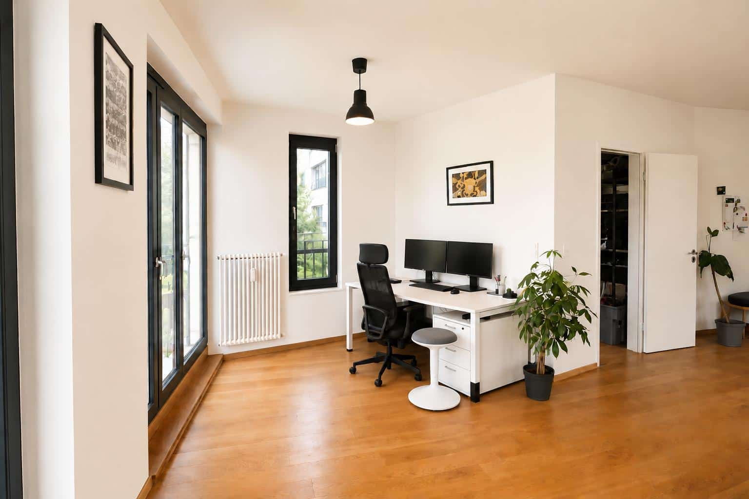 Funktionaler Bürobereich mit angrenzendem Archiv und…