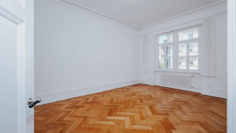 ...mit originalem Fischgrätparkett