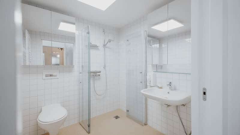 ... mit angrenzendem, altersgerechtem Badezimmer