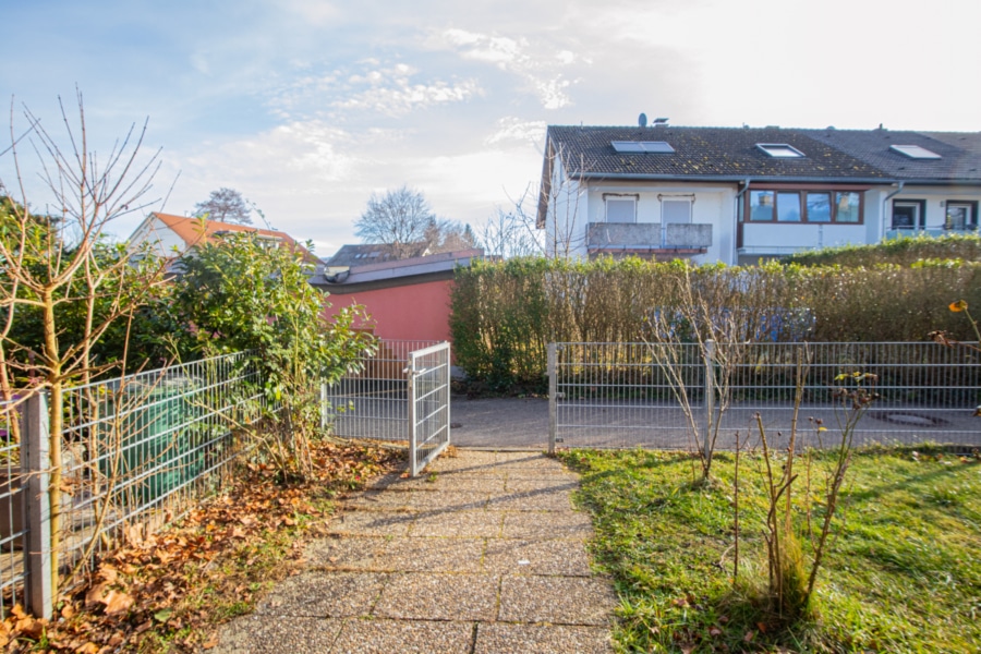 Vermietetes Reihenendhaus mit großem Garten in Randlage von Gundelfingen - Entreé und Vorgarten