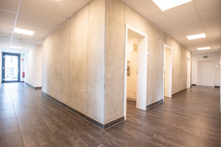 Moderne und attraktive Bürofläche in Kirchzarten - Flurbereich mit zeitlosen Sichtbetonwände