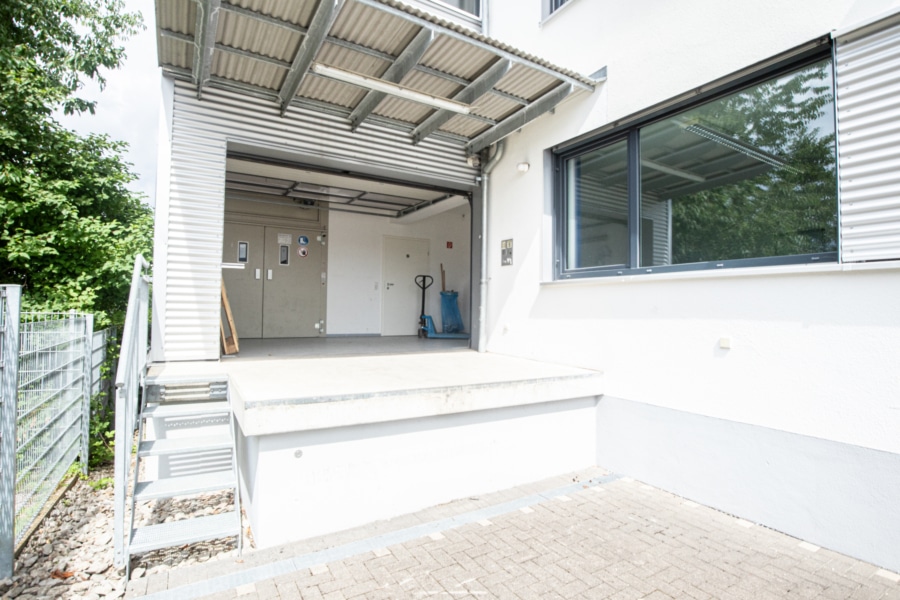 Moderne und attraktive Bürofläche in Kirchzarten - Be-und Anlieferung mit elektrischem Rolltor