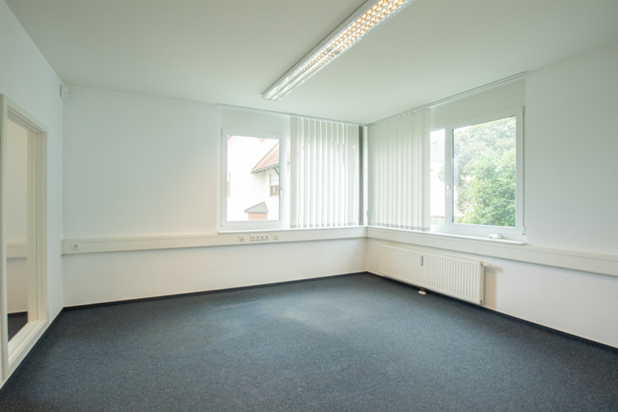 Moderne und attraktive Bürofläche in Kirchzarten - Bürozimmer mit aktuellen EDV-Anschlüssen