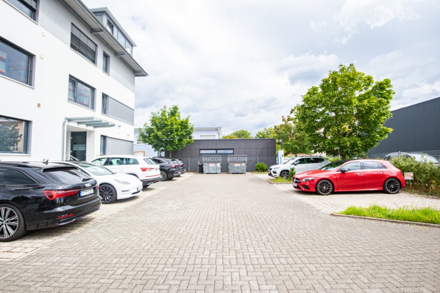 Moderne und attraktive Bürofläche in Kirchzarten - Kunden und Mitarbeiter Parkplätze