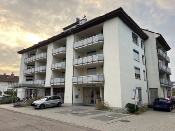 Gut geschnittene 2-Zimmer-Wohnung mit Balkon in zentraler Lage, 79189 Bad Krozingen, Etagenwohnung