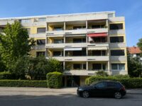 Straßenansicht des gepflegten Mehrfamilienhauses