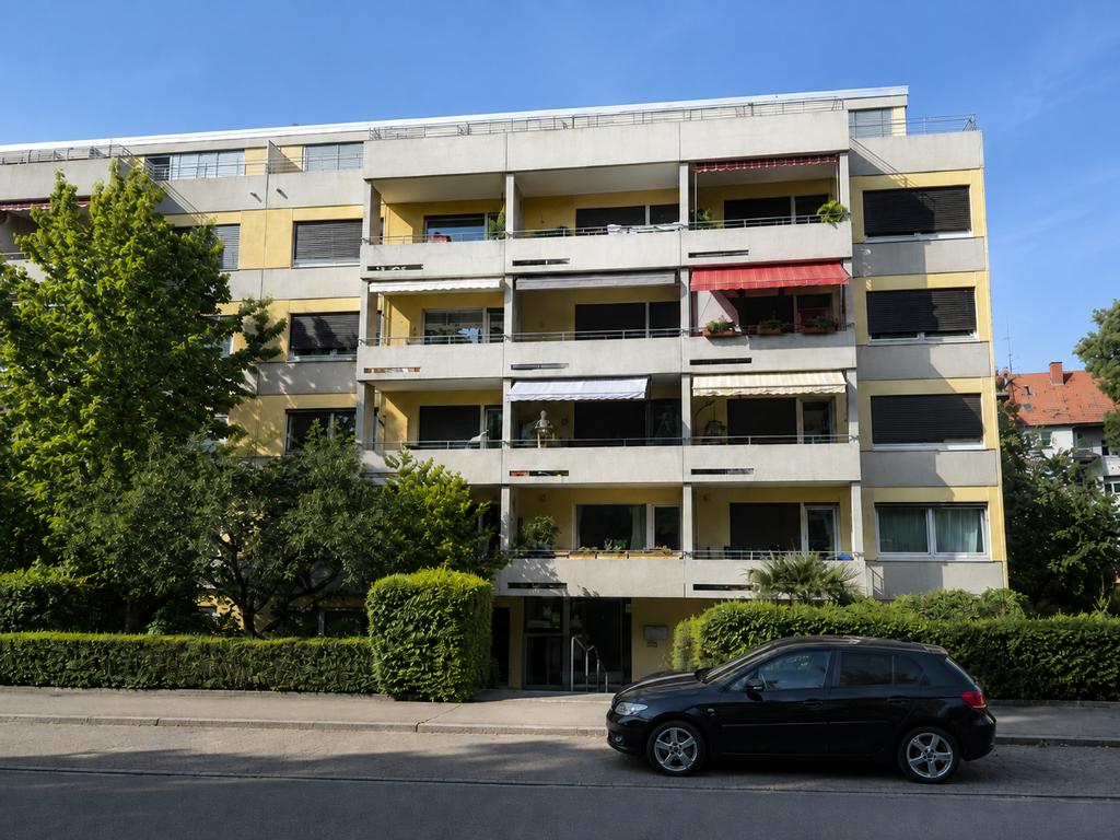 Straßenansicht des gepflegten Mehrfamilienhauses