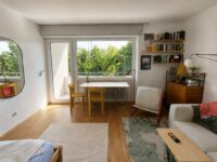 Heller Wohn- und Schlafraum mit direktem Zugang zum Balkon