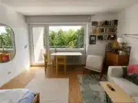 Heller Wohn- und Schlafraum mit direktem Zugang zum Balkon