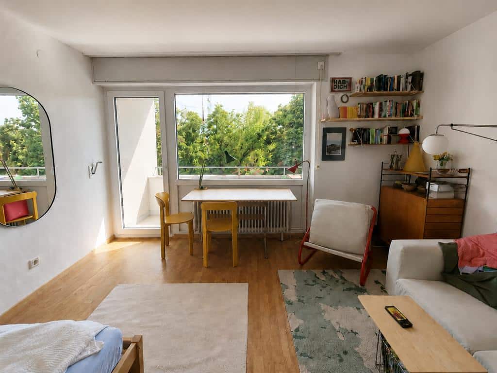 Heller Wohn- und Schlafraum mit direktem Zugang zum Balkon
