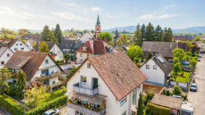 Gepflegte 3-Zimmer-Wohnung mit Balkon und Ausbaupotenzial im Speicher, 79108 Freiburg, Dachgeschosswohnung