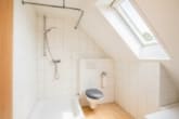 Tageslichtbadezimmer mit Dusche und Badewanne