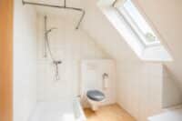 Tageslichtbadezimmer mit Dusche und Badewanne