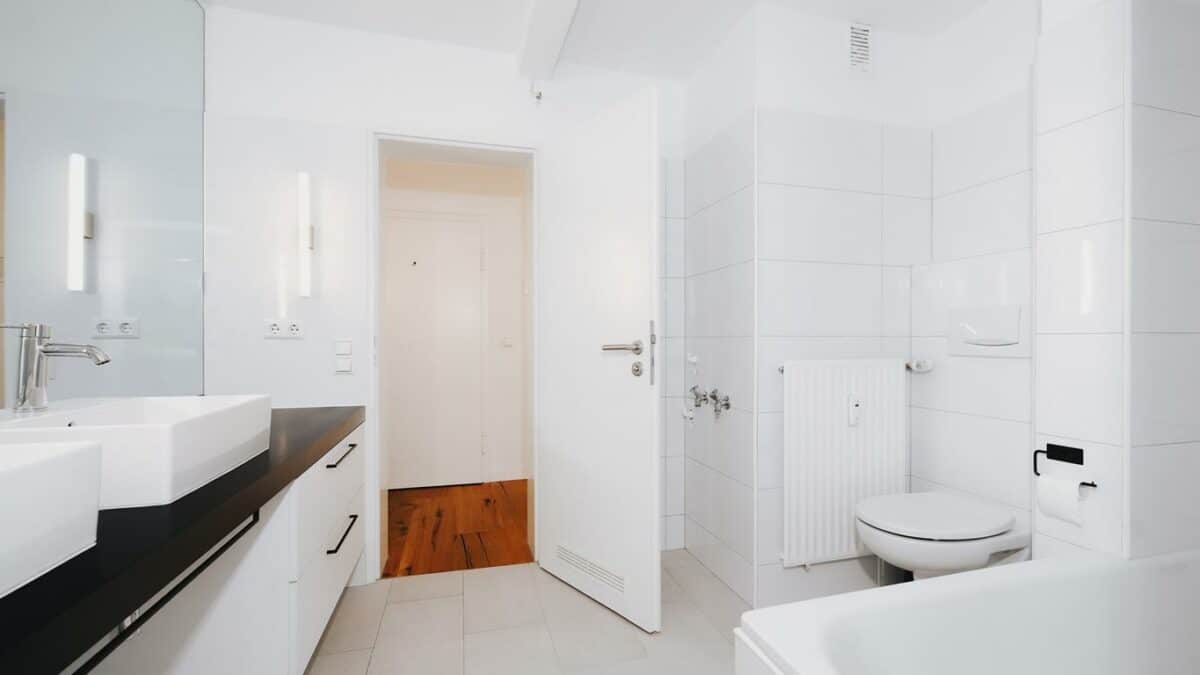 Innenliegendes Badezimmer mit Badewanne...