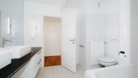 Innenliegendes Badezimmer mit Badewanne...