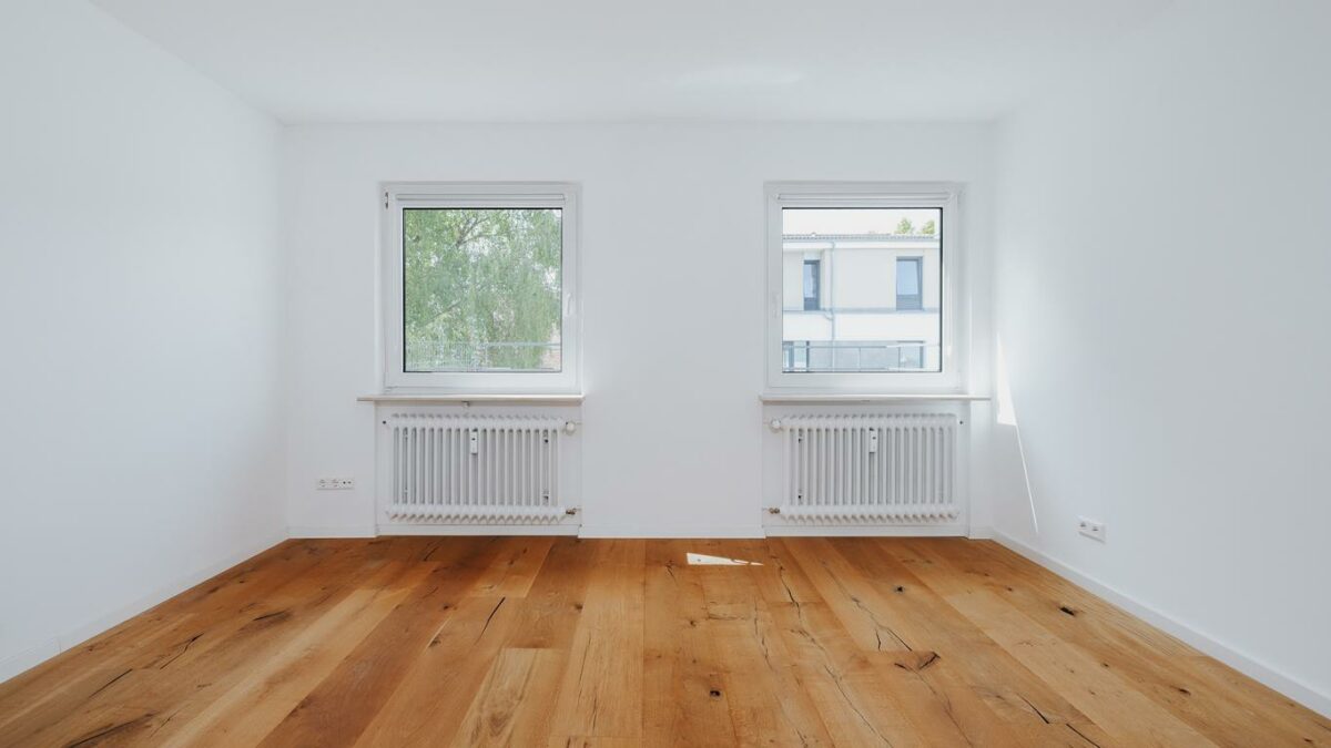 Gut geschnittenes Schlafzimmer mit natürlichem Lichteinfall