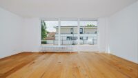 Heller Wohnbereich mit angenehmer Atmosphäre