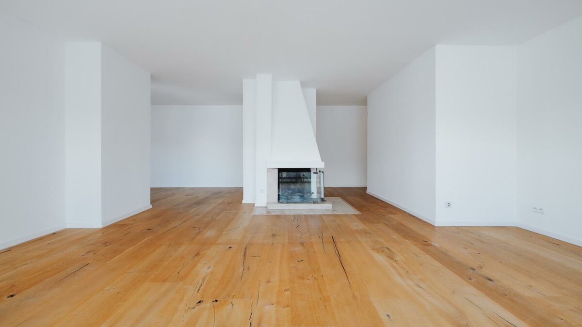 Großzügiges Wohn- und Esszimmer mit Kamin für gemütliche Stunden