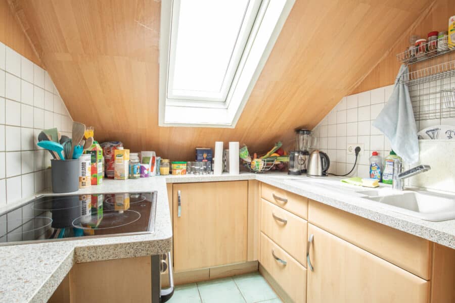 Vermietete Dachgeschosswohnung in Littenweiler (Erbbaurecht) - Küche mit praktischer Einbauküche